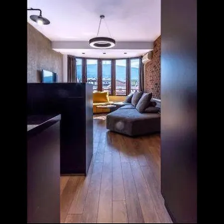 Regina's Modern Studio Apartment *
